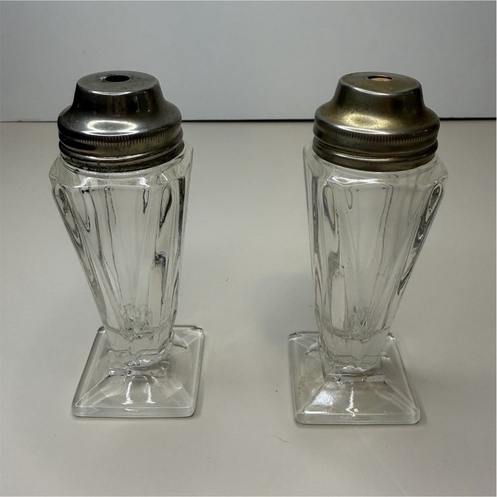 Airko free flow Set of 2 Clear Glass Ribbed Square Salt & Pepper Shakers